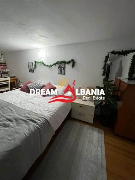 Tirane, shitet apartament Dublex Kati 1, 75 m² 70.000 € (ne Rrugen 5 Maji, prane Shkolles Tirana Jone)