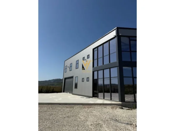 Tirane, jepet me qera magazine Kati 0, 4.900 m² 3.500 € (VAQARR)