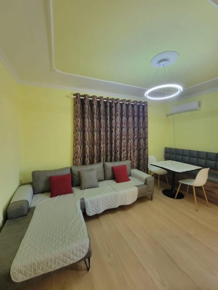 Jepet me Qera Super Apartament 1+1 ne Qender te Tiranes tek Pazari i Ri afer Qendres 550 €