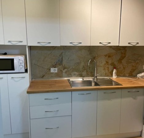Jepet me Qera Super Apartament 1+1 ne Qender te Tiranes tek Pazari i Ri afer Qendres 550 €