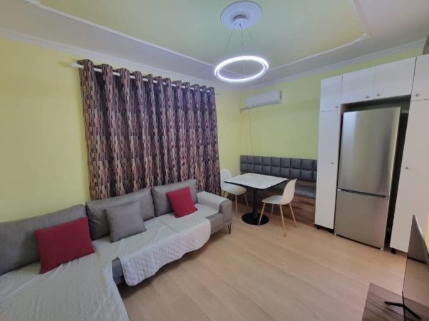Jepet me Qera Super Apartament 1+1 ne Qender te Tiranes tek Pazari i Ri afer Qendres 550 €