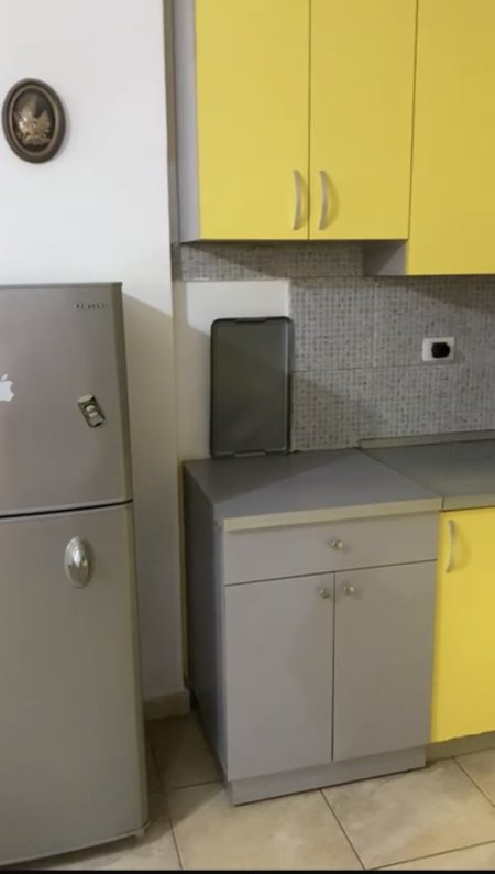 Tirane, jepet me qera apartament 1+1+Ballkon Kati 2, 75 m² 400 € (Pasticeri Nela 6 ,Yzberisht)