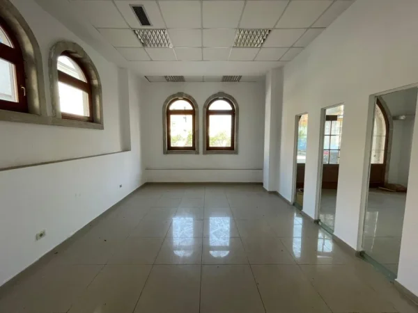 Qera Objekt Biznesi 5-katshe te Rruga Aleksander Moisiu, Tiranë - 5250€