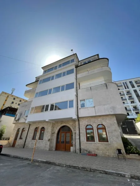 Qera Objekt Biznesi 5-katshe te Rruga Aleksander Moisiu, Tiranë - 5250€