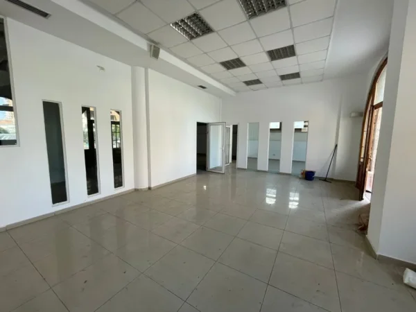 Qera Objekt Biznesi 5-katshe te Rruga Aleksander Moisiu, Tiranë - 5250€