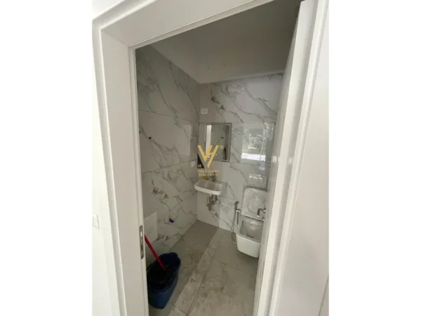 Tirane, shitet dyqan Kati 0, 33 m² 149.000 € (KOMUNA E PARISIT)