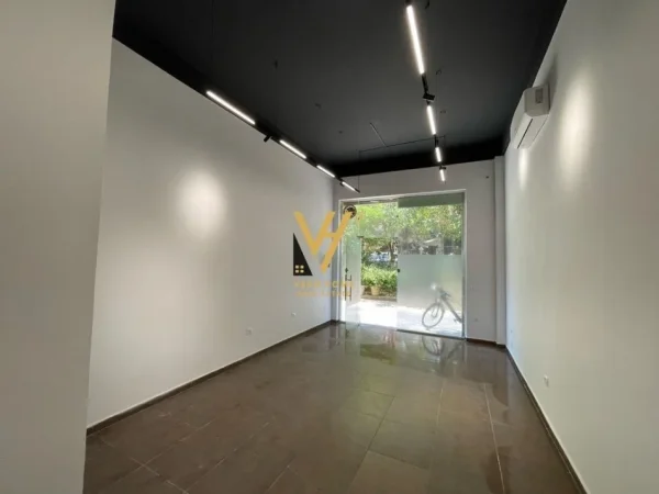 Tirane, shitet dyqan Kati 0, 33 m² 149.000 € (KOMUNA E PARISIT)