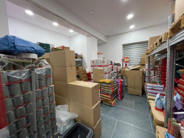 Tirane, jepet me qera dyqan Kati 0, 65 m² 1.000 € (Ish Ekspozita)