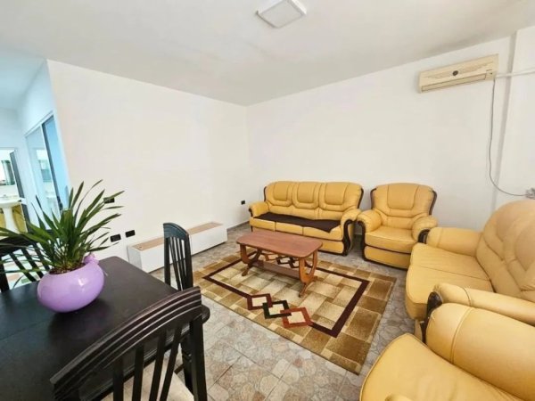 Tirane, jepet me qera apartament 1+1 Kati 8, 55 m² 450 € (Komuna e parisit)