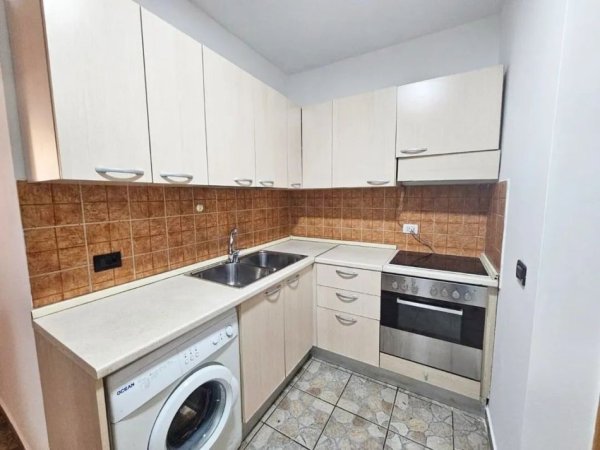 Tirane, jepet me qera apartament 1+1 Kati 8, 55 m² 450 € (Komuna e parisit)