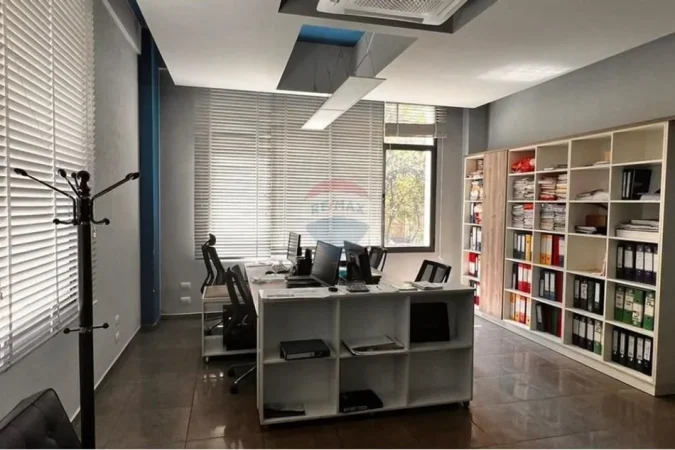 Tirane, jepet me qera zyre Kati 3, 90 m² 900 € (Shkolla At Zef Pellumbi)