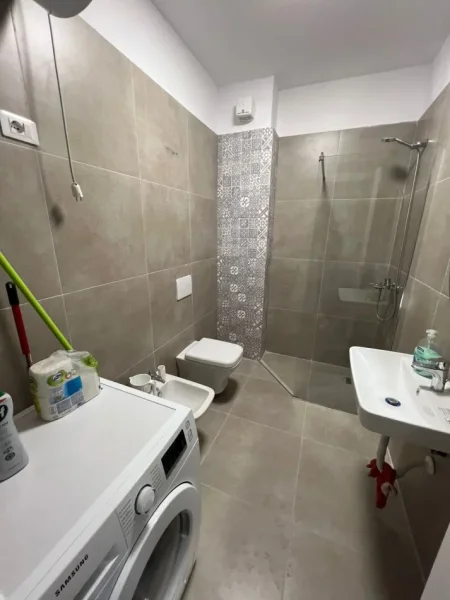Tirane, jepet me qera apartament 1+1+Ballkon Kati 6, 55 m² 675 € (bulevarid i ri)
