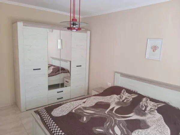 Tirane, jepet me qera apartament 2+1 Kati 1, 80 m² 700 € 