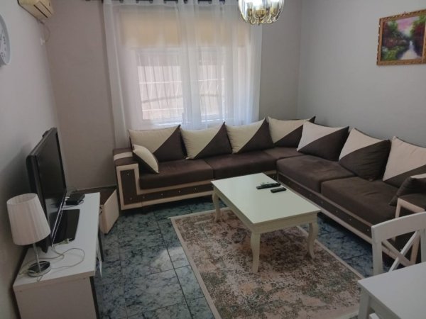 Tirane, jepet me qera apartament 2+1 Kati 1, 80 m² 700 € 