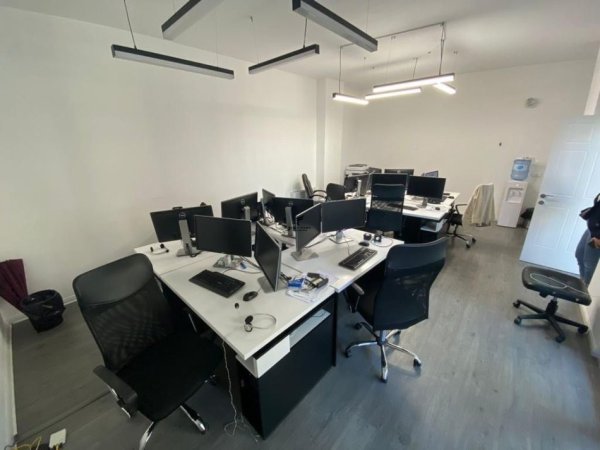 Tirane, jepet me qera zyre Kati 4, 133 m² 950 € (SQUARE 21)