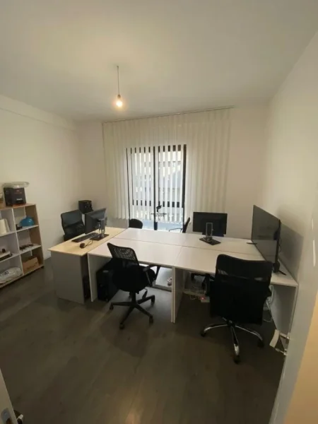 Tirane, jepet me qera zyre Kati 4, 133 m² 950 € (SQUARE 21)