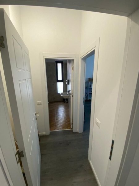 Tirane, jepet me qera zyre Kati 4, 133 m² 950 € (SQUARE 21)