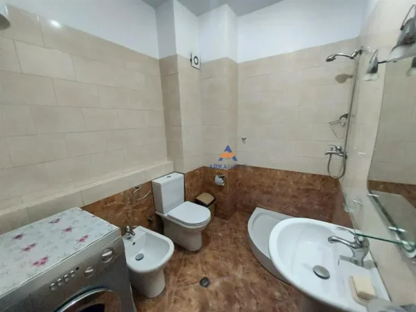 Tirane, jepet me qera apartament 1+1+Ballkon Kati 3, 74 m² 550 € (KOMPLEKSI DELIJORGJI)