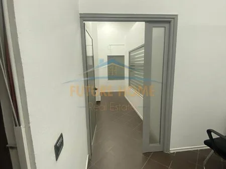 Tirane, jepet me qera ambjent biznesi Kati 1, 300 m² 3.500 € (Komuna e Parisit)