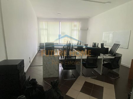 Tirane, jepet me qera ambjent biznesi Kati 1, 300 m² 3.500 € (Komuna e Parisit)