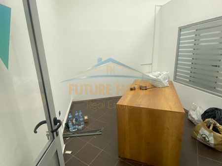 Tirane, jepet me qera ambjent biznesi Kati 1, 300 m² 3.500 € (Komuna e Parisit)