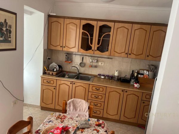 Tirane, jepet me qera apartament 2+1 Kati 2, 67 m² 450 € (Medreseja)