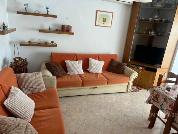 Tirane, jepet me qera apartament 2+1 Kati 2, 67 m² 450 € (Medreseja)