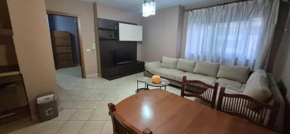 Tirane, jepet me qera apartament 2+1 Kati 5, 92 m² 650 € (rrugen Shefqet Musaraj)