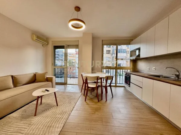 Tirane, jepet me qera apartament 2+1 Kati 5, 75 m² 700 € (Rruga e Kavajes)