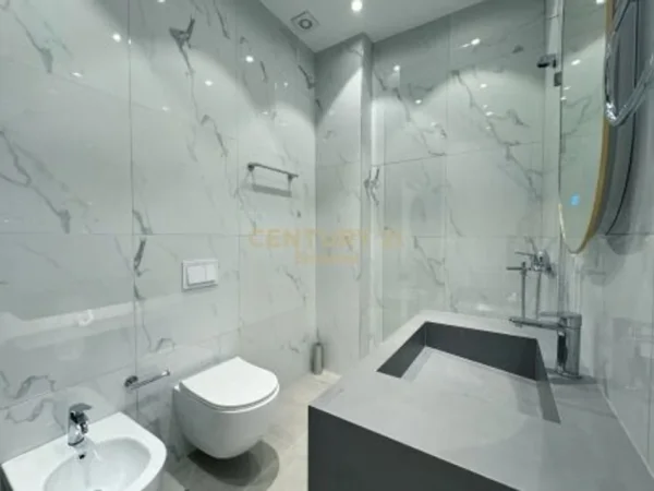 Tirane, jepet me qera apartament 2+1+Ballkon Kati 11, 110 m² 1.500 € (Rruga e Kavajes)