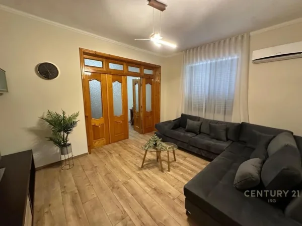 Tirane, jepet me qera apartament 1+1 Kati 3, 100 m² 800 € (Rruga Kavajes)