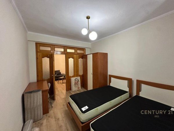 Tirane, jepet me qera apartament 1+1 Kati 3, 100 m² 800 € (Rruga Kavajes)