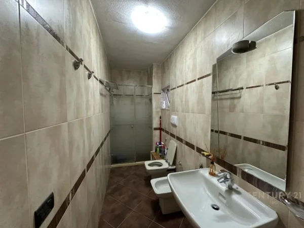 Tirane, jepet me qera apartament 1+1 Kati 3, 100 m² 800 € (Rruga Kavajes)