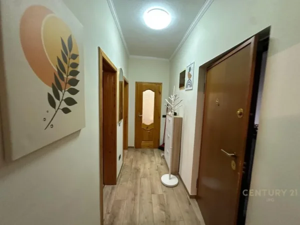 Tirane, jepet me qera apartament 1+1 Kati 3, 100 m² 800 € (Rruga Kavajes)