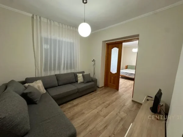 Tirane, jepet me qera apartament 1+1 Kati 3, 100 m² 800 € (Rruga Kavajes)