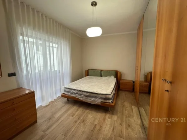 Tirane, jepet me qera apartament 1+1 Kati 3, 100 m² 800 € (Rruga Kavajes)