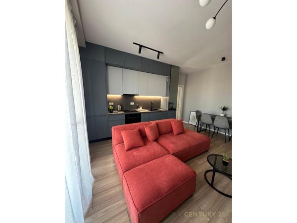 Tirane, jepet me qera apartament 2+1 Kati 8, 154 m² 1.400 € (Garden Building)