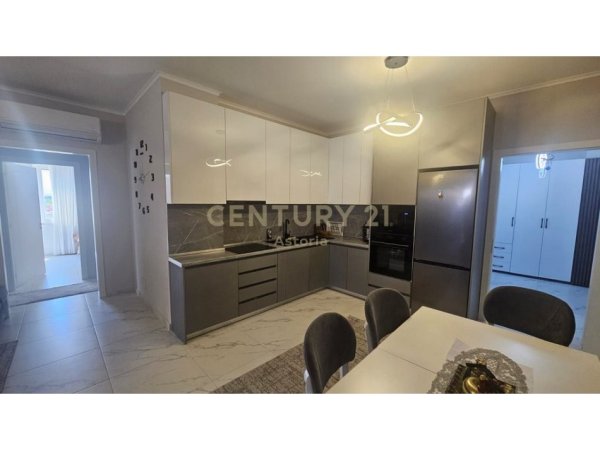 Tirane, jepet me qera apartament 2+1 Kati 4, 116 m² 500 € (Kinostudio)