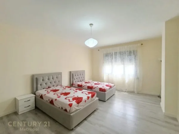 Tirane, jepet me qera apartament 2+1 Kati 5, 145 m² 1.300 € (Qender)