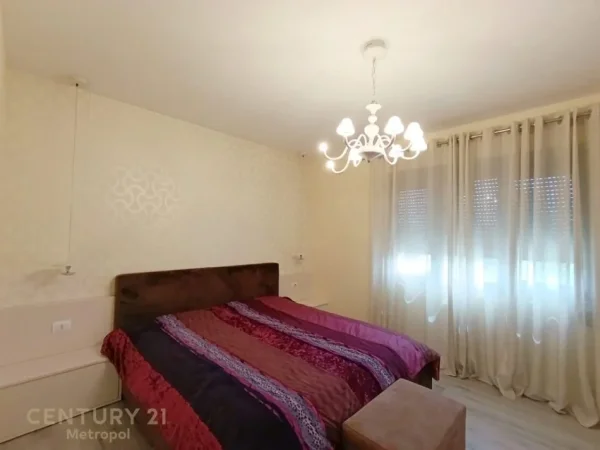 Tirane, jepet me qera apartament 2+1 Kati 5, 145 m² 1.300 € (Qender)