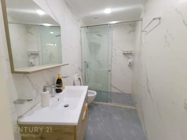 Tirane, jepet me qera apartament 2+1 Kati 5, 145 m² 1.300 € (Qender)