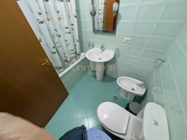 Tirane, jepet me qera apartament 3+1 Kati 7, 125 m² 900 € (Kisha Katolike)
