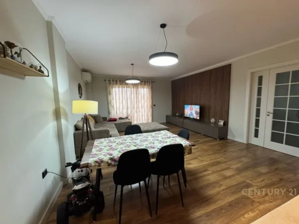 Tirane, jepet me qera apartament 2+1 Kati 4, 147 m² 900 € (Rruga kavajes)