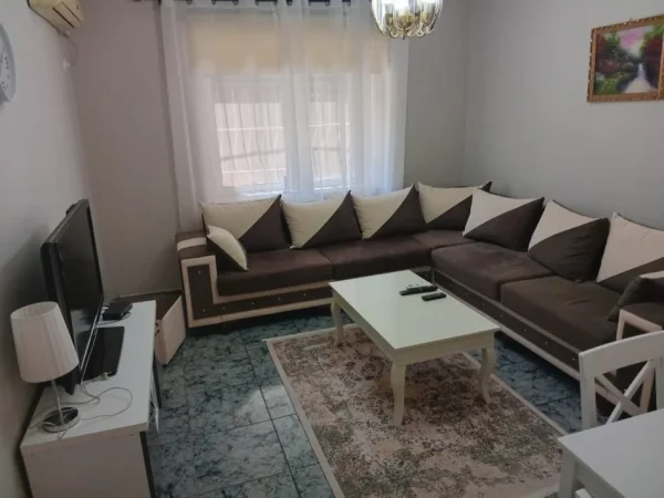 Tirane, jepet me qera apartament 2+1 Kati 1, 80 m² 700 € (pazari i ri)