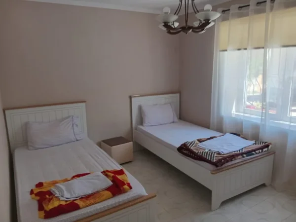 Tirane, jepet me qera apartament 2+1 Kati 1, 80 m² 700 € (pazari i ri)
