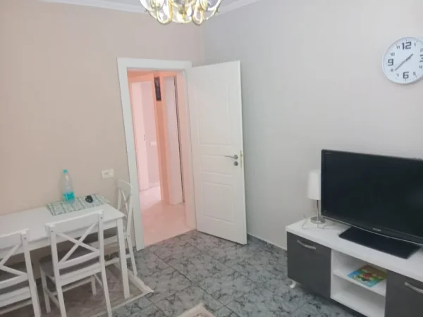 Tirane, jepet me qera apartament 2+1 Kati 1, 80 m² 700 € (pazari i ri)