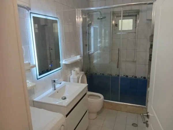 Tirane, jepet me qera apartament 2+1 Kati 1, 80 m² 700 € (pazari i ri)