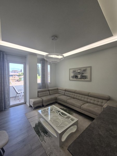 Tirane, jepet me qera apartament 2+1+Aneks+Ballkon Kati 4, 115 m² 1.000 € (Ambasada Amerikane)