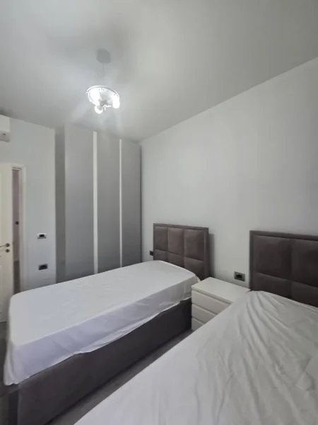 Tirane, jepet me qera apartament 2+1+Aneks+Ballkon Kati 4, 115 m² 1.000 € (Ambasada Amerikane)