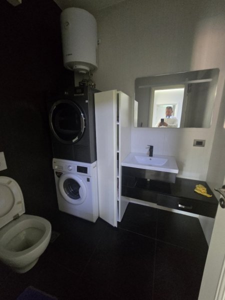 Tirane, jepet me qera apartament 2+1+Aneks+Ballkon Kati 4, 115 m² 1.000 € (Ambasada Amerikane)